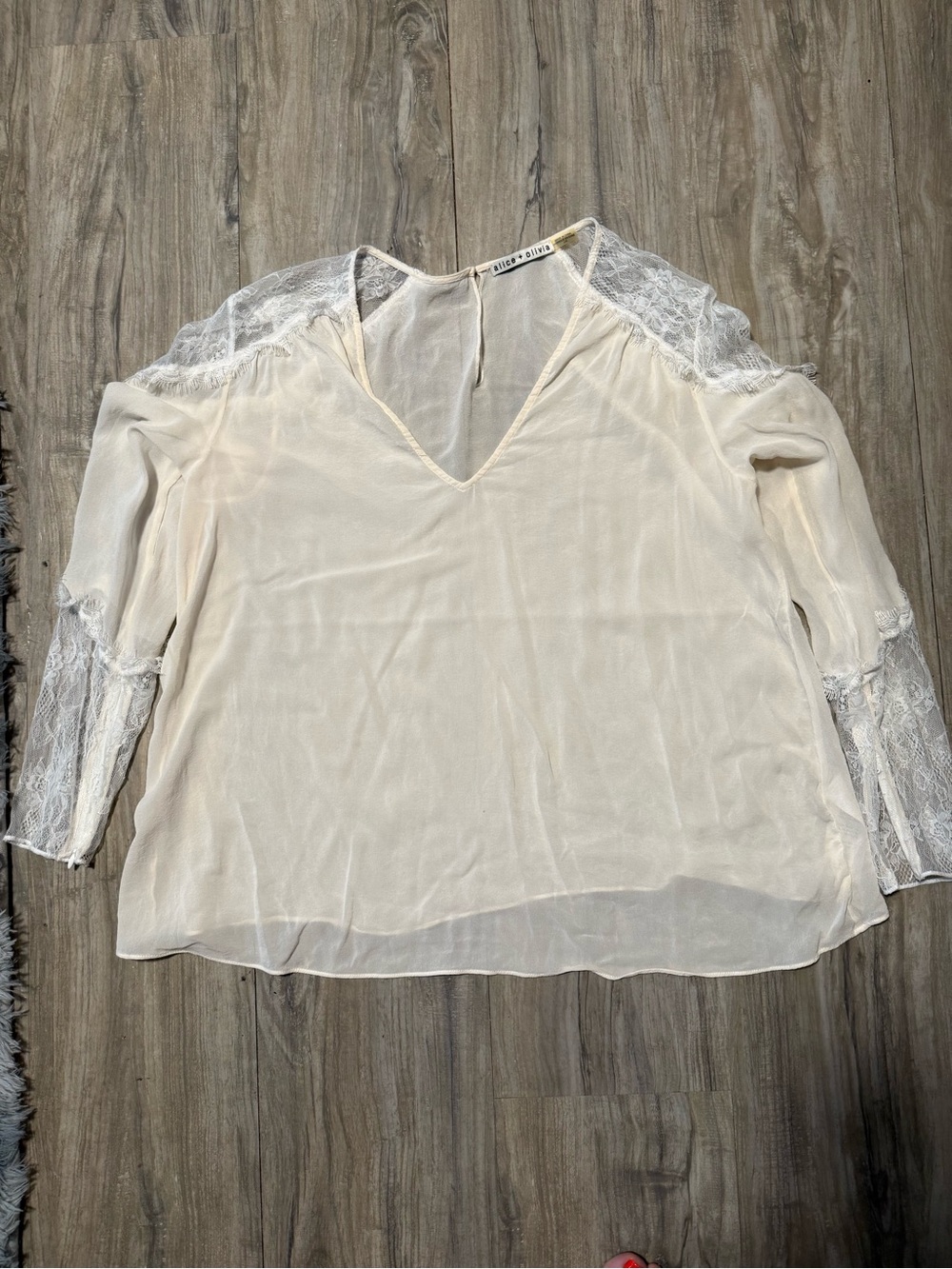 Alice + Olivia Cream Silk V-Neck Sheer Lace Sleeve Blouse Top Size Large